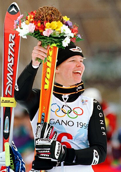 Nagano: Katja Seizinger jubelt über dritte Medaille