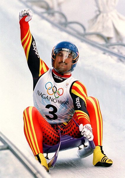 Nagano: Olympiasieger Georg Hackl im Ziel