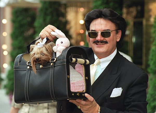 Rudolph Moshammer präsentiert seine "Doggybag"