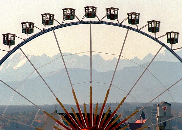 Oktoberfest 1996 - Riesenrad vor Alpengipfeln