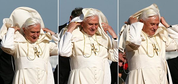 KOMBO - Der Umhang von Papst Benedikt wird am Samstag (09.09...