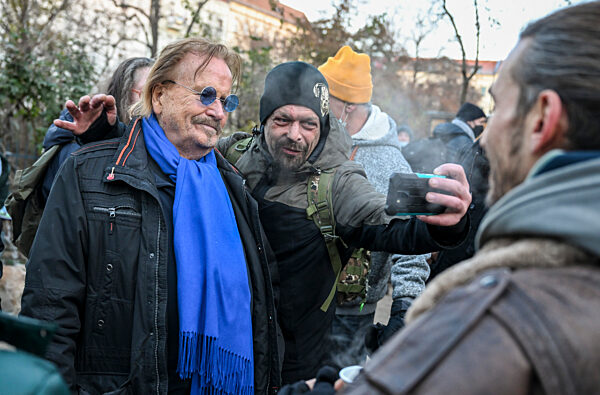 Frank Zander besucht Weihnachtsfeier für Obdachlose