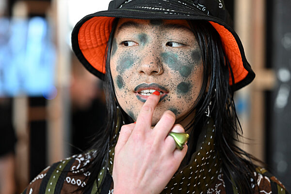 Berlin Fashion Week - Dennis Chuene - backstage