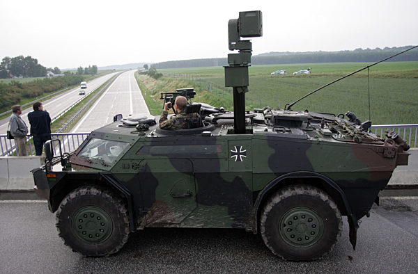 Ein Spähwagen der Bundeswehr vom Typ Fennek steht nach der Landung der "Air...