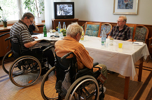 In einem Gemeinschaftsraum verbringen pflegebedürftige Männer am 17.07...