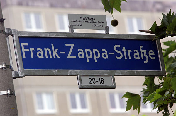 Ein Straßenschild mit dem Namen "Frank-Zappa-Straße" hängt am Samstag (28.07...