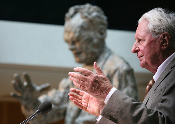 Bei der Vorstellung des Buches "Auf der Höhe der Zeit" spricht der ehemalige...