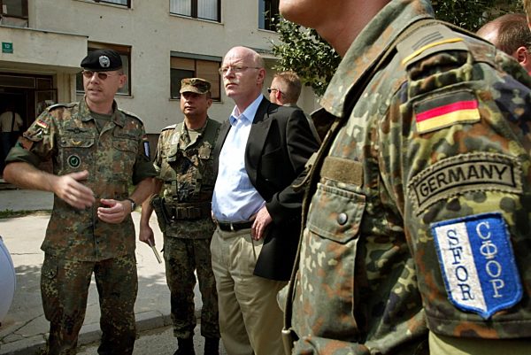 Struck besucht deutsche Soldaten auf dem Balkan