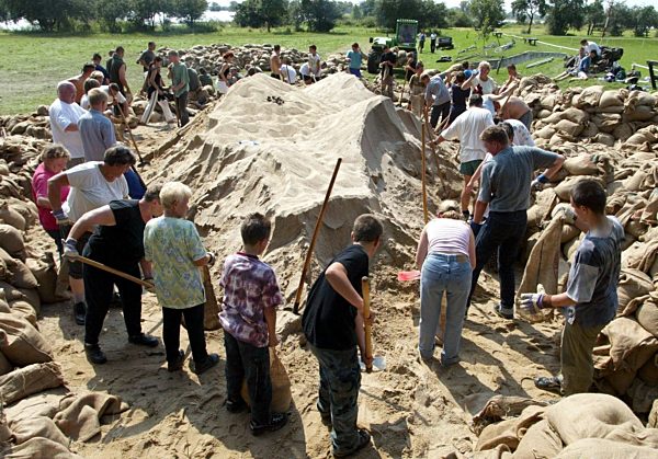 Hochwasser: Freiwillige Helfer befüllen Sandsäcke in Alt Lostau