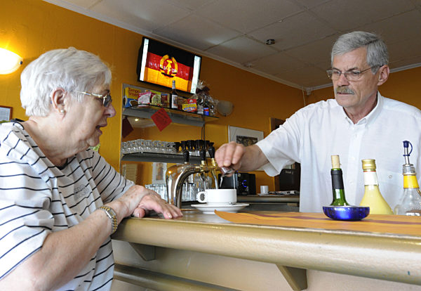 "Stasi-Kneipe" im Osten Berlins eröffnet
