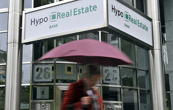 An einer Bankfiliale der Hypo Real Estate vorbei geht am Sonntag (05.10...