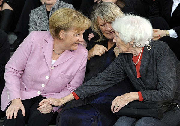 Bei der Festveranstaltung "90 Jahre Frauenwahlrecht" unterhalten sich...