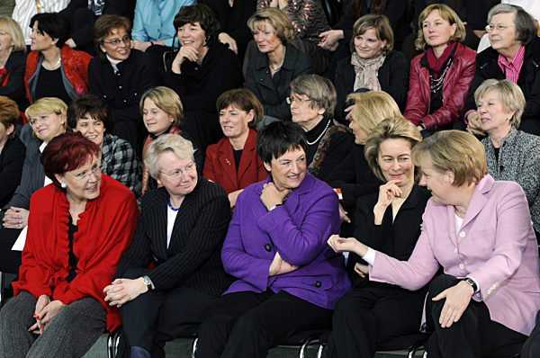 Bei der Festveranstaltung "90 Jahre Frauenwahlrecht" unterhalten sich unter...