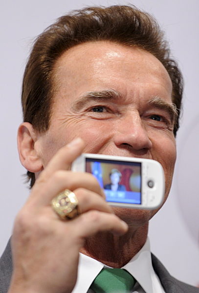 Der Gouverneur von Kalifornien Arnold Schwarzenegger zeigt am Dienstag (03...