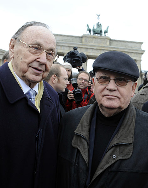 Der ehemalige sowjetische Staats- und Parteichef Michail Gorbatschow und...