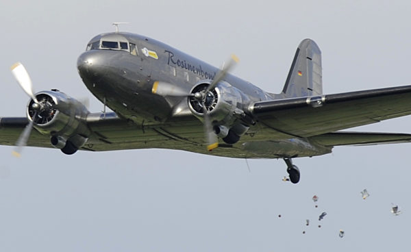 Berliner feiern Ende der Luftbrücke vor 60 Jahren