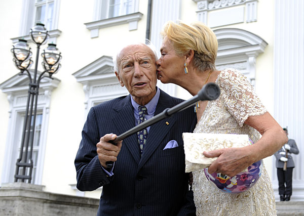 Vor Beginn eines Abendessens küsst Barbara Scheel ihren Mann...