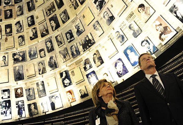 Bundesaußenminister Guido Westerwelle (r, FDP) besucht mit der Präsidentin...