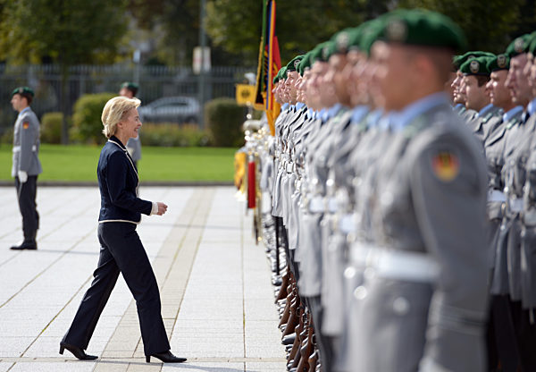 Ministerin von der Leyen empfängt rumänischen Amtskollegen Dusa