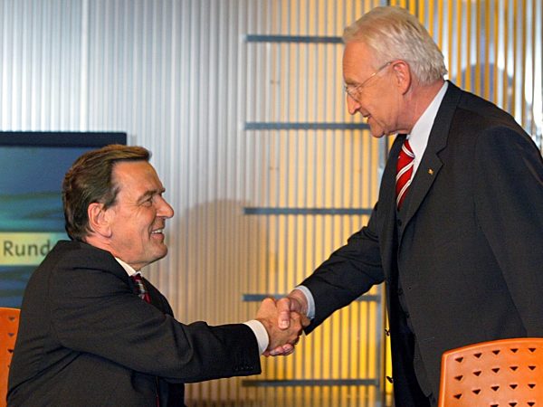 Bundestagswahl 2002: Schröder und Stoiber Kopf-an-Kopf