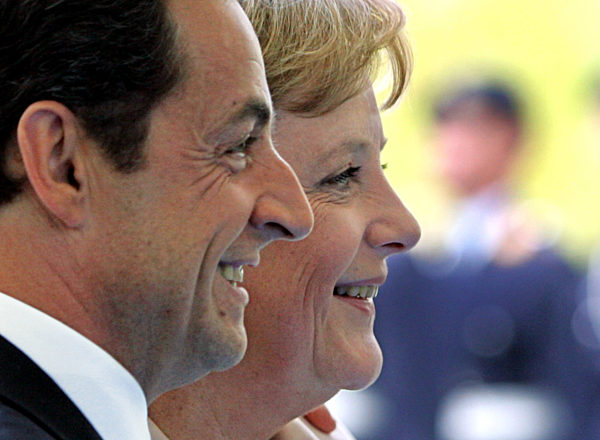 Der neue französische Staatspräsident Nicolas Sarkozy steht mit...