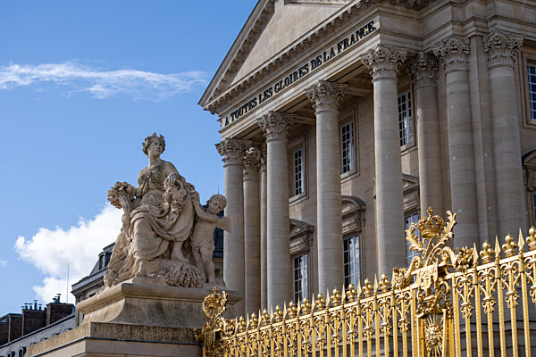 Symbolbild: Goldenes Eingangstor am Palast von Versailles bei Paris, 26.10.2025
