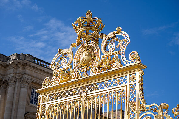 Symbolbild: Goldenes Eingangstor am Palast von Versailles bei Paris, 26.10.2025