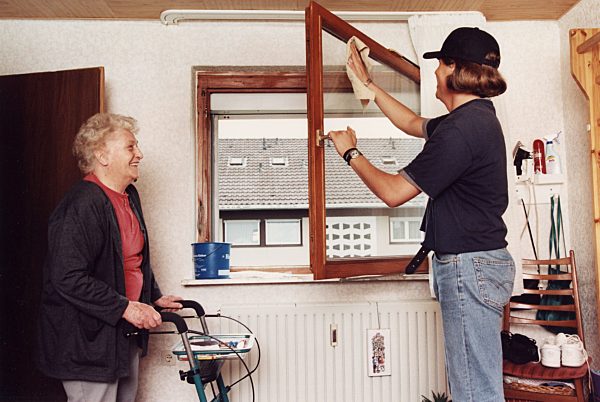 Zivildienstleistender in der Altenpflege