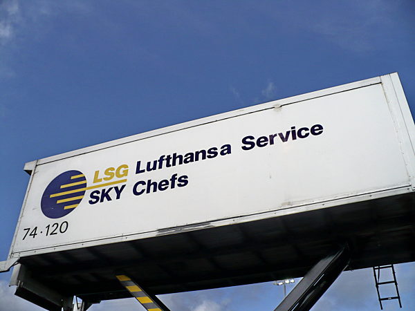 Cateringfahrzeug der LSG Sky Chefs