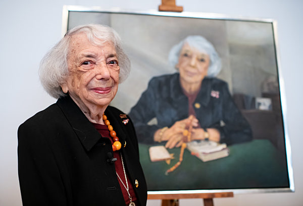 Ehrenbürgerporträt von Margot Friedländer enthüllt