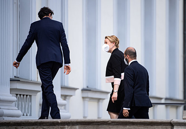 Bundespräsident entlässt und ernennt Familienministerin