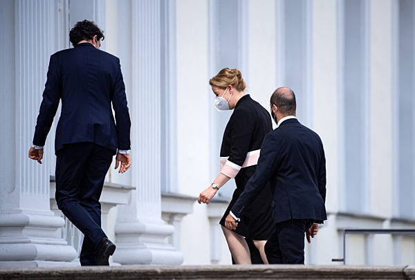 Bundespräsident entlässt und ernennt Familienministerin