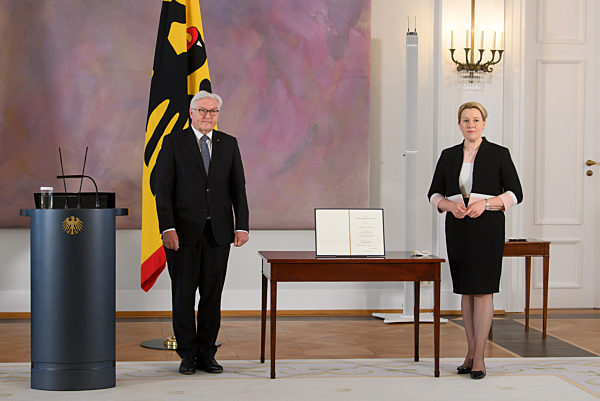 Bundespräsident entlässt und ernennt Familienministerin