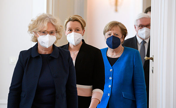 Bundespräsident entlässt und ernennt Familienministerin