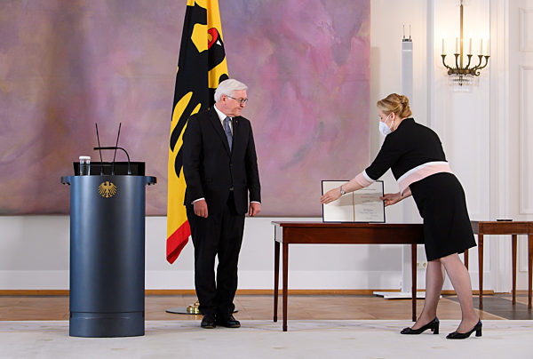 Bundespräsident entlässt und ernennt Familienministerin