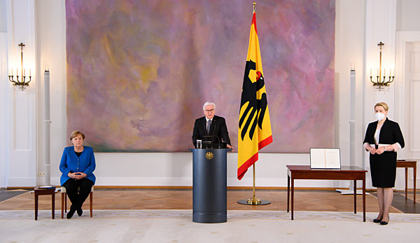 Bundespräsident entlässt und ernennt Familienministerin