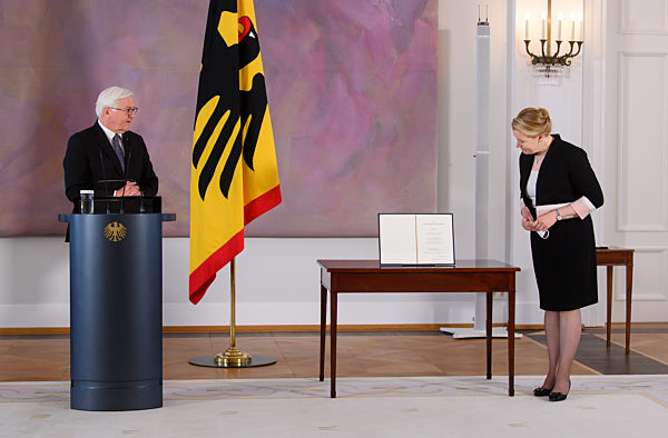 Bundespräsident entlässt und ernennt Familienministerin