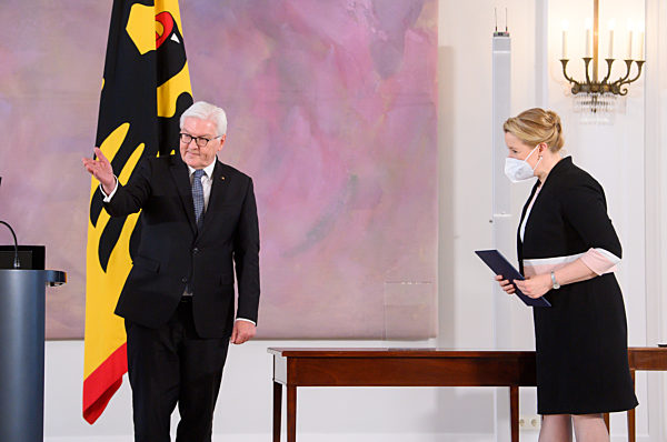 Bundespräsident entlässt und ernennt Familienministerin