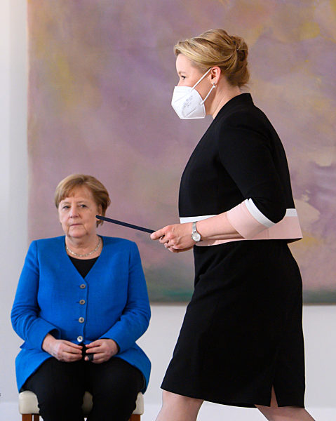 Bundespräsident entlässt und ernennt Familienministerin