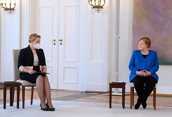 Bundespräsident entlässt und ernennt Familienministerin