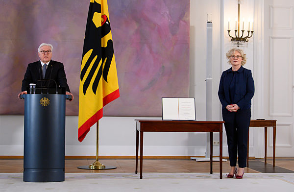Bundespräsident entlässt und ernennt Familienministerin