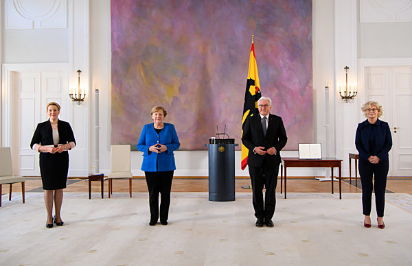 Bundespräsident entlässt und ernennt Familienministerin