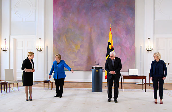 Bundespräsident entlässt und ernennt Familienministerin