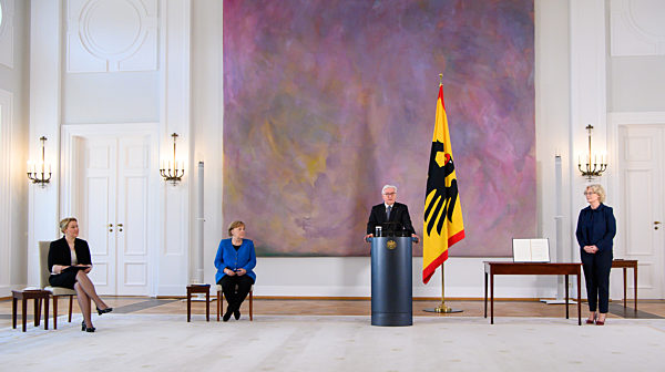 Bundespräsident entlässt und ernennt Familienministerin