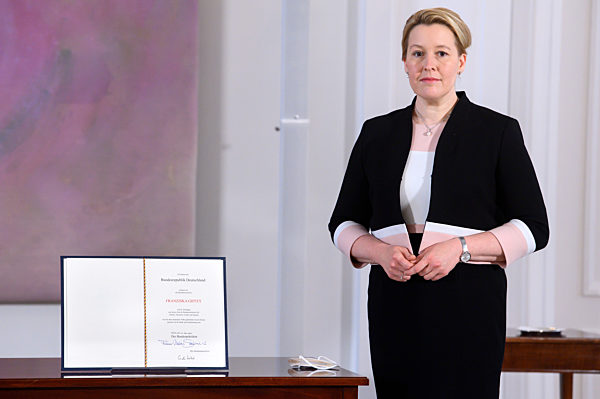 Bundespräsident entlässt und ernennt Familienministerin