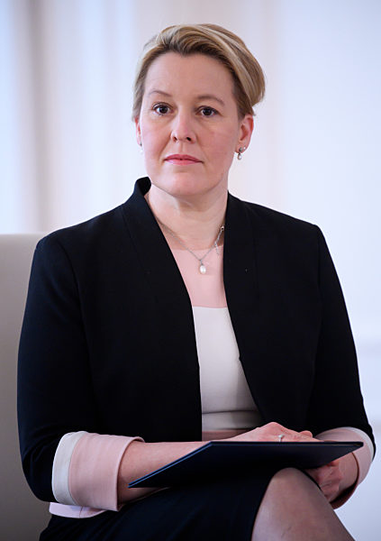 Bundespräsident entlässt und ernennt Familienministerin