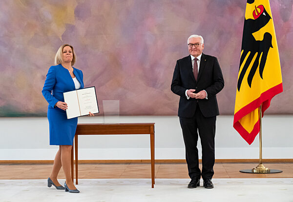 Bundespräsident ernennt neue Bundesregierung