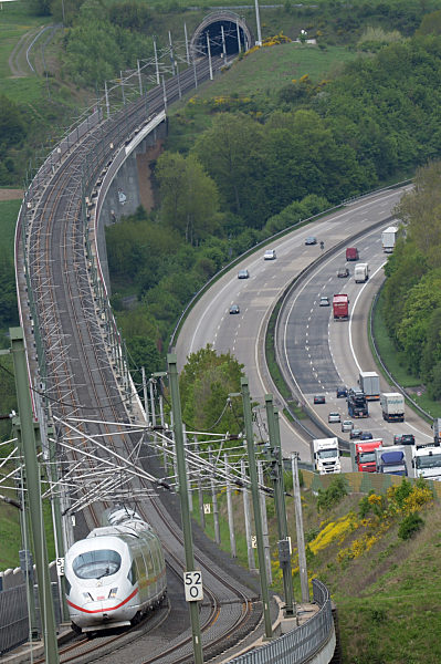 ICE-Strecke neben Autobahn