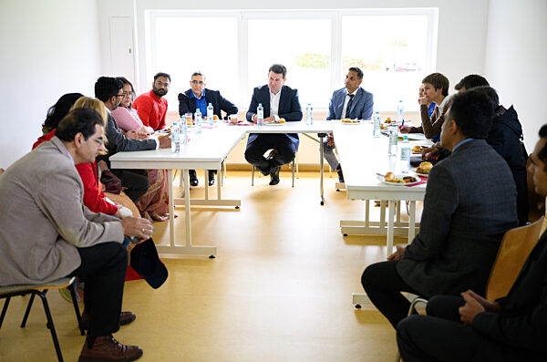 Bundesarbeitsminister Heil besucht Cricket-Spiel