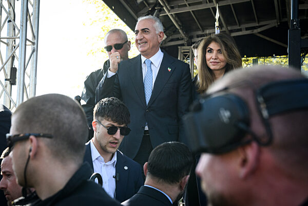 Iranischer Schah-Sohn Pahlavi besucht Berlin